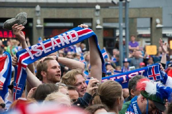 冰島球迷自資租用客機，請球迷前往法尼斯觀看冰島歐國盃16強賽事。©AFP