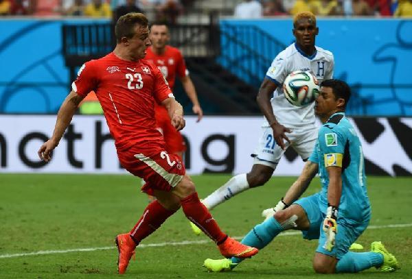 拜仁的瑞士翼鋒梳頓沙基利（左）在巴西世界盃表現優異，上季在德甲上陣17次射入6球的他，亦備受歐洲列強注視。©AFP