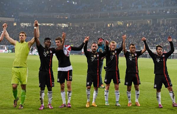 拜仁獲勝後向球迷致意。©AFP