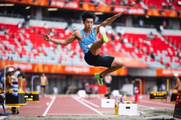 林銘夫跳遠決賽得第8 港隊4x100混合接力被DQ