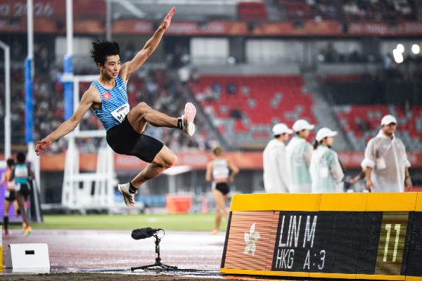 林銘夫跳遠決賽得第8 港隊4x100混合接力被DQ