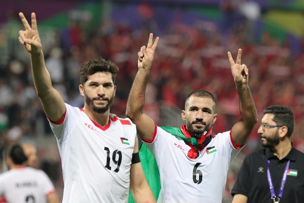 巴勒斯坦國腳賽後舉起勝利手勢。©AFP