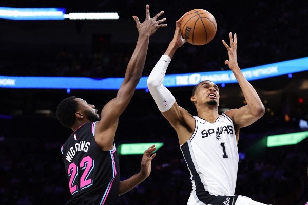 「斑馬」獻雙雙 馬刺客場撲「火」