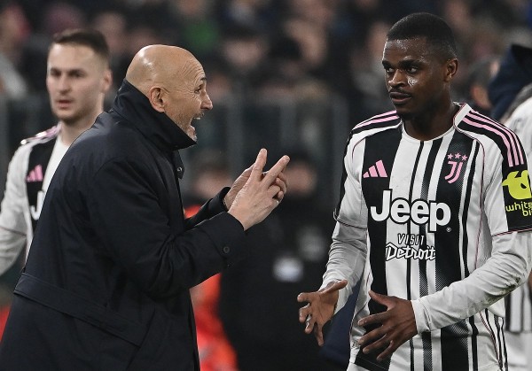 遭史巴利堤吻香肩 女記者否認性騷擾