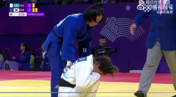 韓國柔道選手（藍衫）誤出「如來神掌」打中對方面部。YouTube截圖