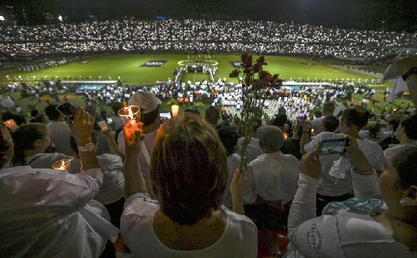 國民體育會球迷拿起鮮花及燭光悼念早前遇上空難的身亡者。©AFP