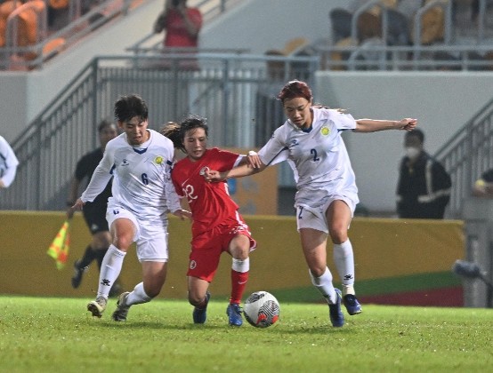 香港女子隊與廣東女子隊合演入球騷。@Now Sports