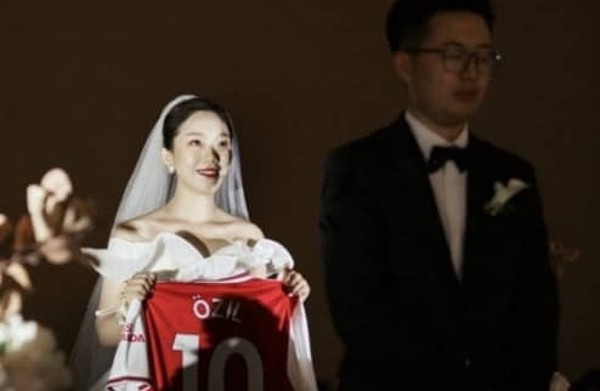 一名奧斯爾的中國女球迷於婚禮上舉起了奧斯爾的10號球衣後,獲得本人邀請他到倫敦看比賽。