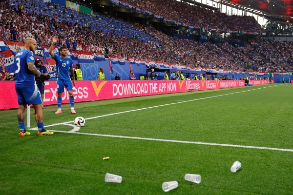克羅地亞球迷將膠杯掟入場。©AFP