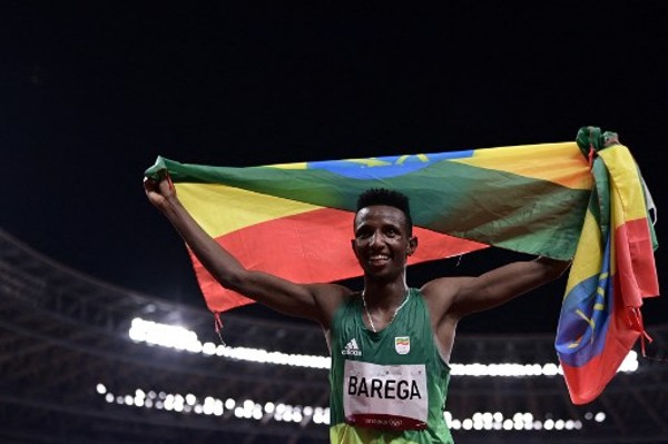 巴雷加後上贏得10000米項目的金牌。©AFP