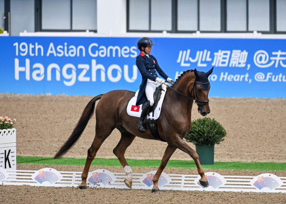 香港馬術隊於三項賽經過首日比賽後，總成績排第2。港協暨奧委會