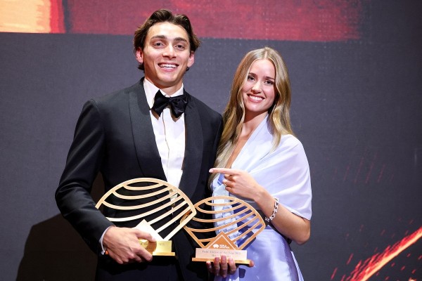 「鳥人」杜柏蘭迪斯在模特兒女友 Desire Inglander陪同下領獎。©AFP