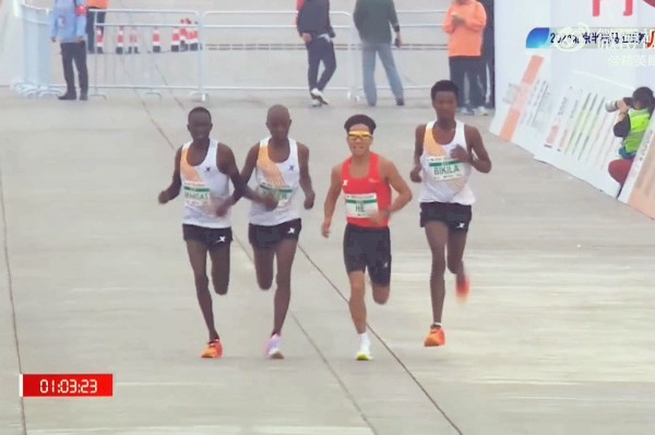 3名非洲跑手疑似為何杰「護航」。電視畫面