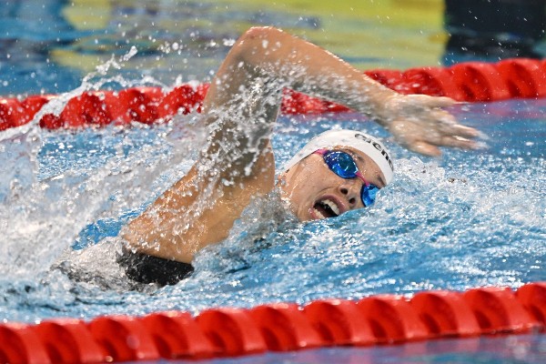 何詩蓓初戰中國公開賽 100自險勝0.01秒奪金