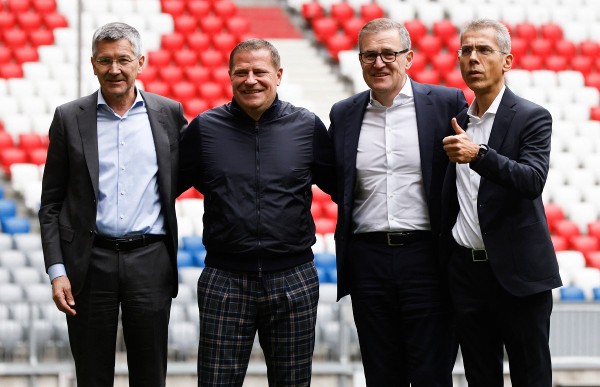 艾伯爾（左二）加入拜仁管理層。©AFP