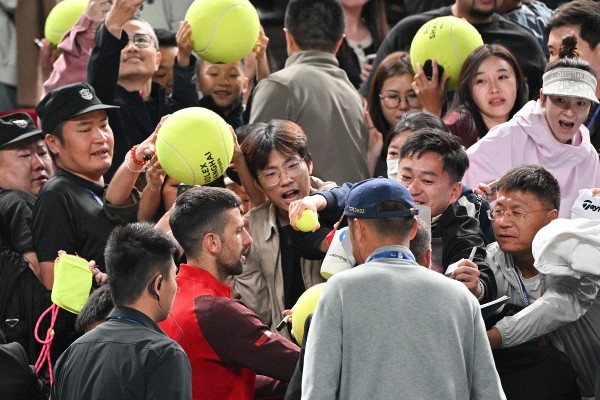 祖高域賽後識做滿足球迷。©AFP