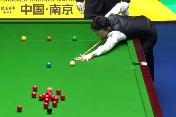 吳宜澤勝出中國打吡。電視畫面