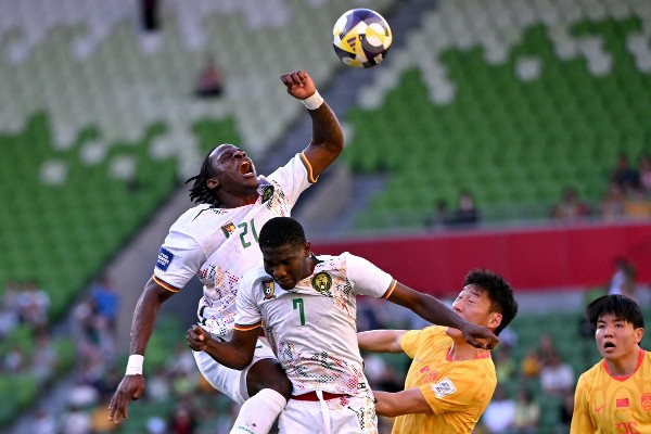 國足0：2不敵10人喀麥隆