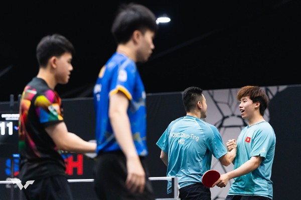 陳顥樺(右)今仗擊球神勇,黃鎮廷(右二)亦力敵連日雙線作賽疲勞。官方圖片