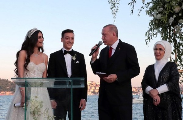 奧斯爾成婚，土國總統（右二）與妻子（右一）見證。©AFP
