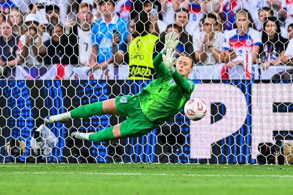 漢頓於歐國盃決賽兩撲12碼。©AFP