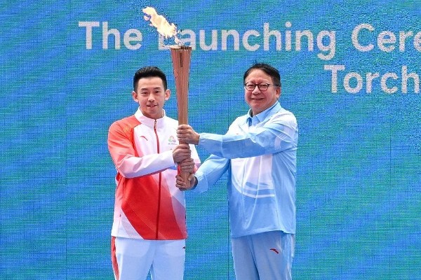 香港全運火炬傳遞黃鎮廷跑第一棒 李靜帶火炬跨維港