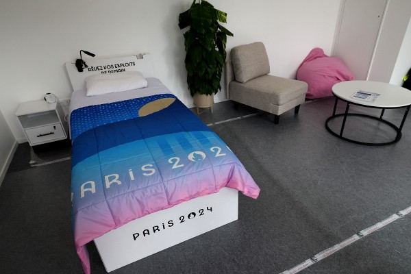 選手房間除了沒有空調，床架也是可回收的紙板床。©AFP