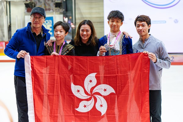 港將李嘉銳（中）及何梓齊（左）囊括青年男子組冠亞軍。公關提供