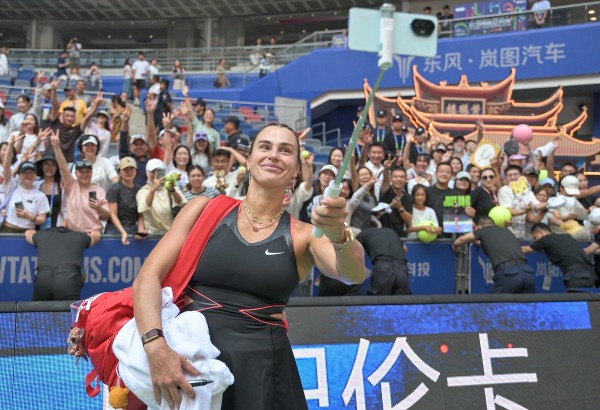 莎芭列卡開心自拍。©AFP