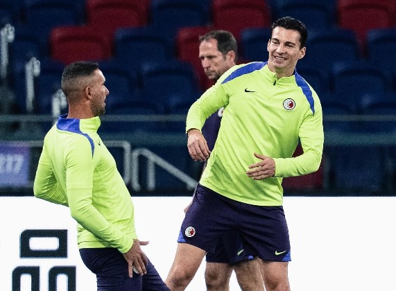 【亞盃外】全城集氣撐港足贏新加坡