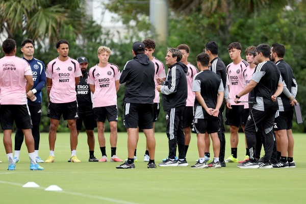 相識超廿載 國密暫代教頭是美斯恩師