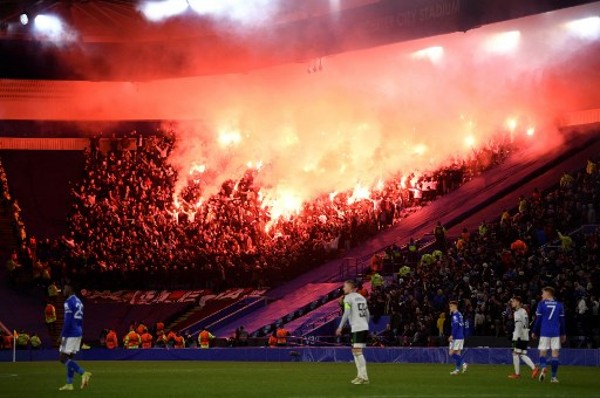 歷基亞球迷過去也常在球場內放煙火。©AFP