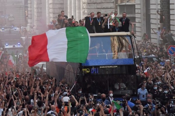 意大利球迷跑到街上熱烈慶祝。©AFP