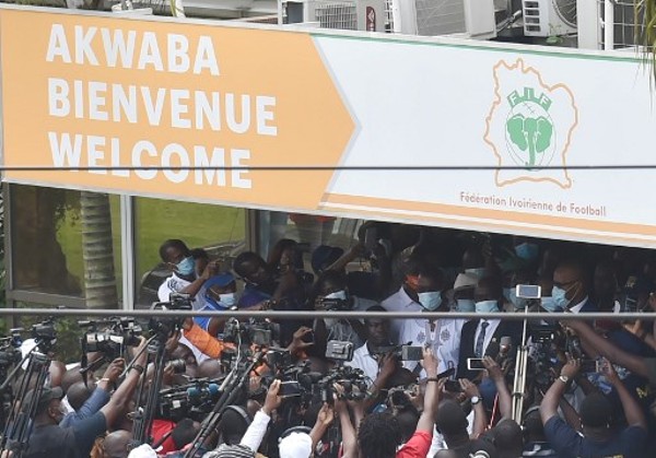 大批球迷到現場支持杜奧巴。©AFP
