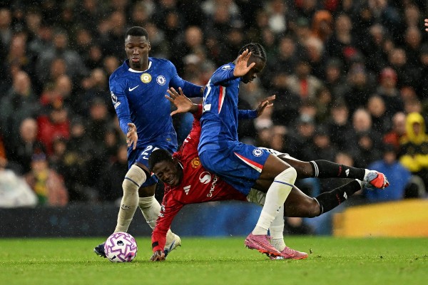 外兄長著示威Tee 要求曼聯解放明奈