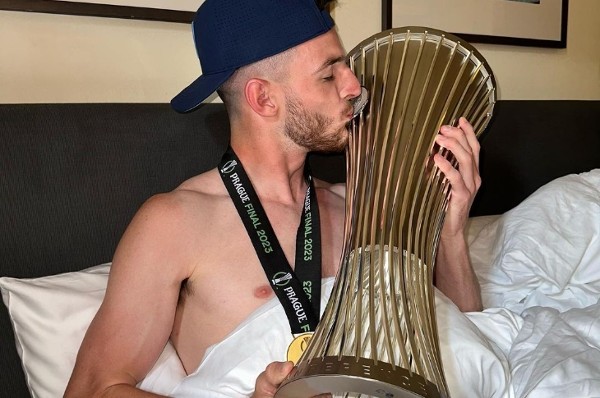 懷斯與歐協聯冠軍獎盃同眠。Instagram圖片