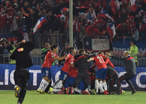 智利在主場捧盃，球員興奮不已。©AFP