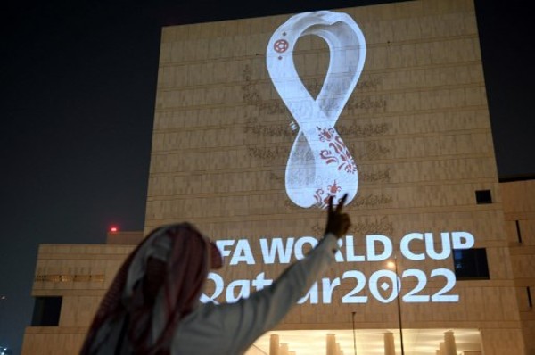 2022世界盃會徽在世界各地展示。©AFP
