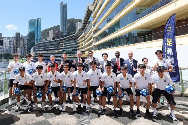 曼聯名宿沙夏率先到港與小將交流。HKJC