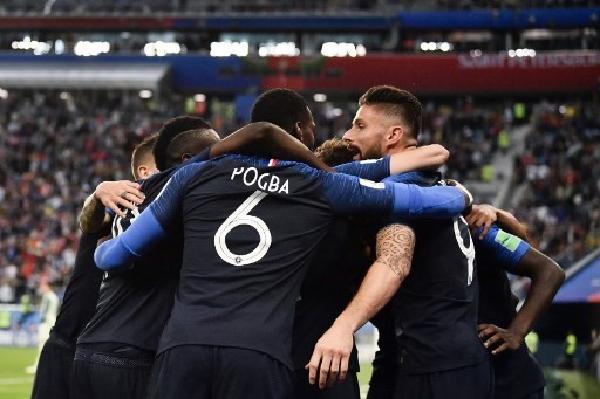 法國球員相擁慶祝。©AFP