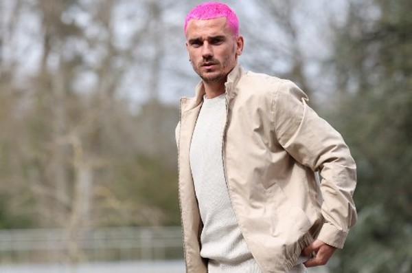 基斯文以粉紅頭髮向法國報到。©AFP