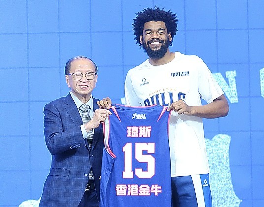 籃總副會長貝鈞奇向美臣鍾斯頒授球衣。@Now Sports