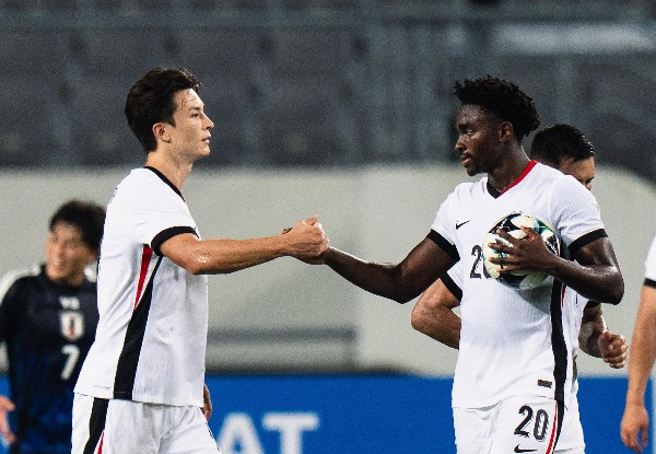 安永佳取得入球後與米高慶祝。HKFA