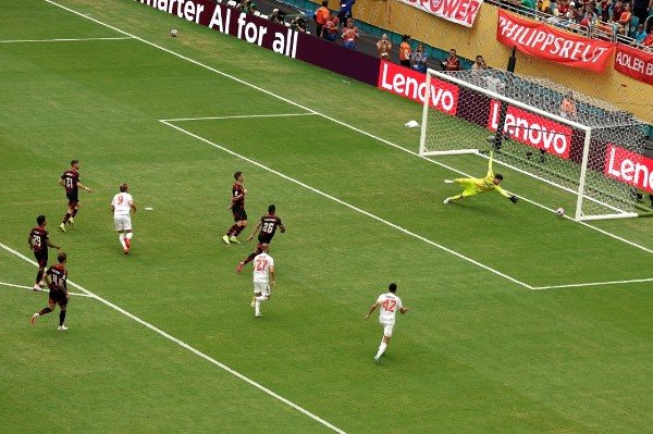 簡尼起孖破法林明高 拜仁8強撼PSG