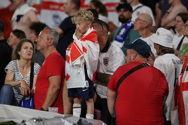 英軍球迷看來對愛隊的表現不收貨。©AFP