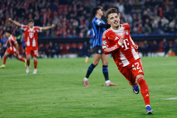 卡爾全身粉紅捧「仁」場 經理人笑罵：過火了