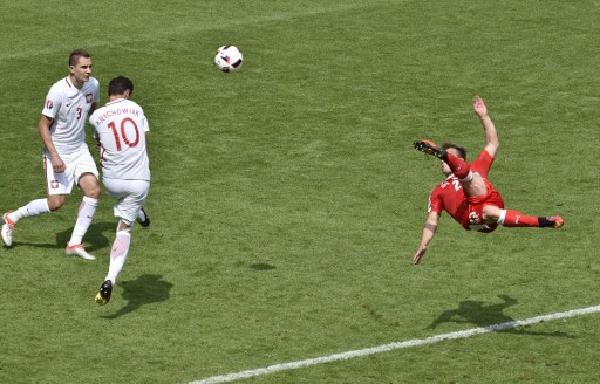 梳頓沙基利（右）縱入金球，瑞士仍然飲恨出局。©AFP