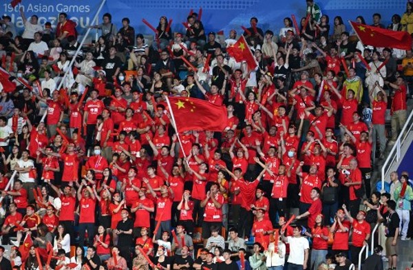 有中國球迷高舉韓國球星孫興慜的熱刺球衣慶祝。©AFP