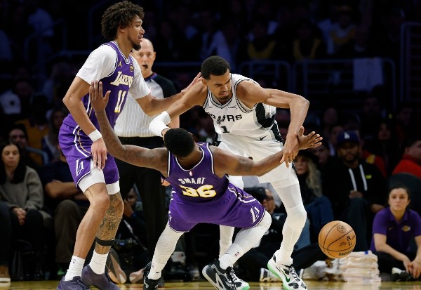 尾段連環高潮 湖人險勝馬刺