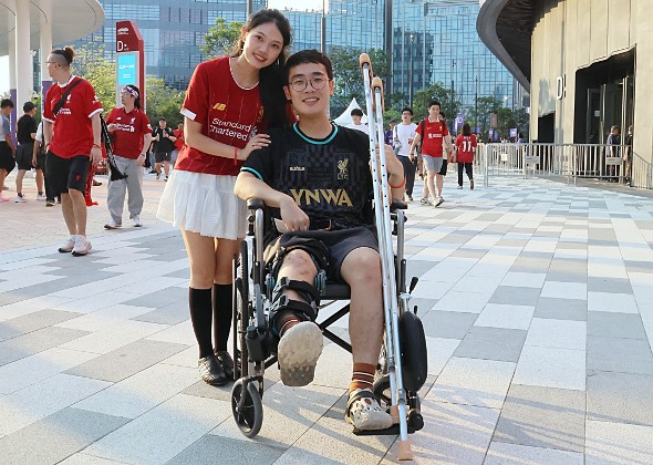 伍先生即使腳部受傷，仍然專程來港捧場。@Now Sports